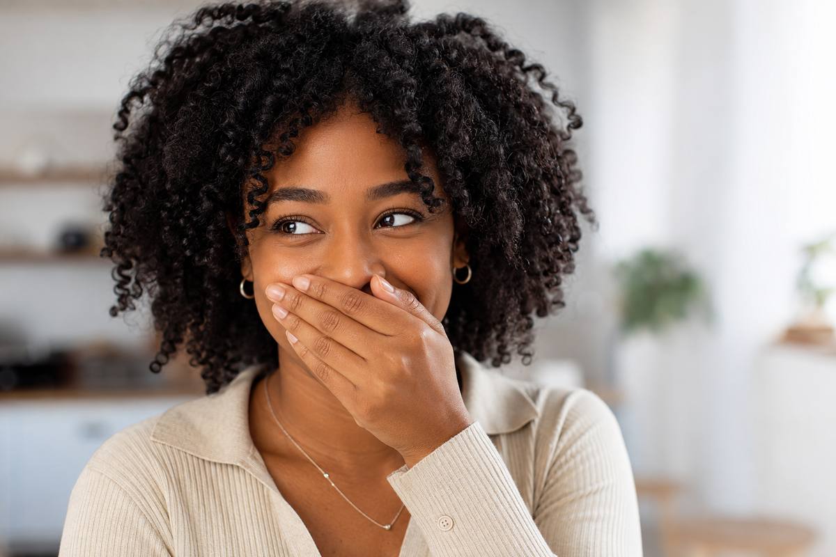 Femme qui cache sa bouche