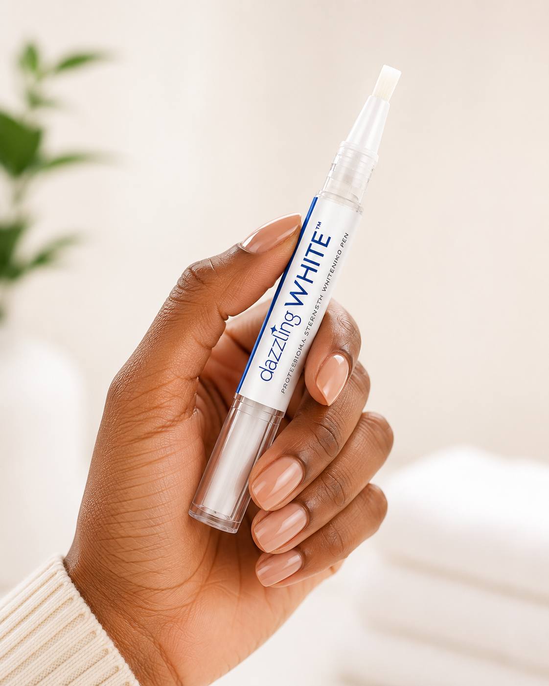 Stylo Dazzling White en main